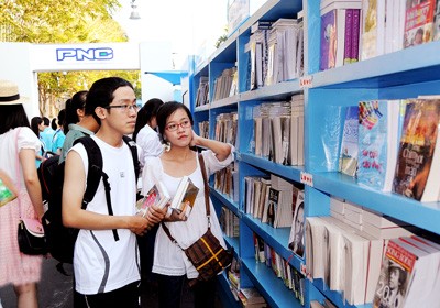 HCMC youth buying books at the street book fair (Photo:SGGP) HCMC youth buying books at the street book fair (Photo:SGGP)